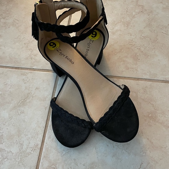 Black low heel, ankle strap sandals - Picture 2 of 8